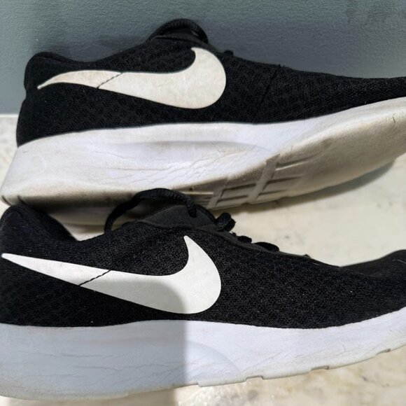 Nike Tanjun Black and White Running Shoe, Size 8 - Picture 3 of 6